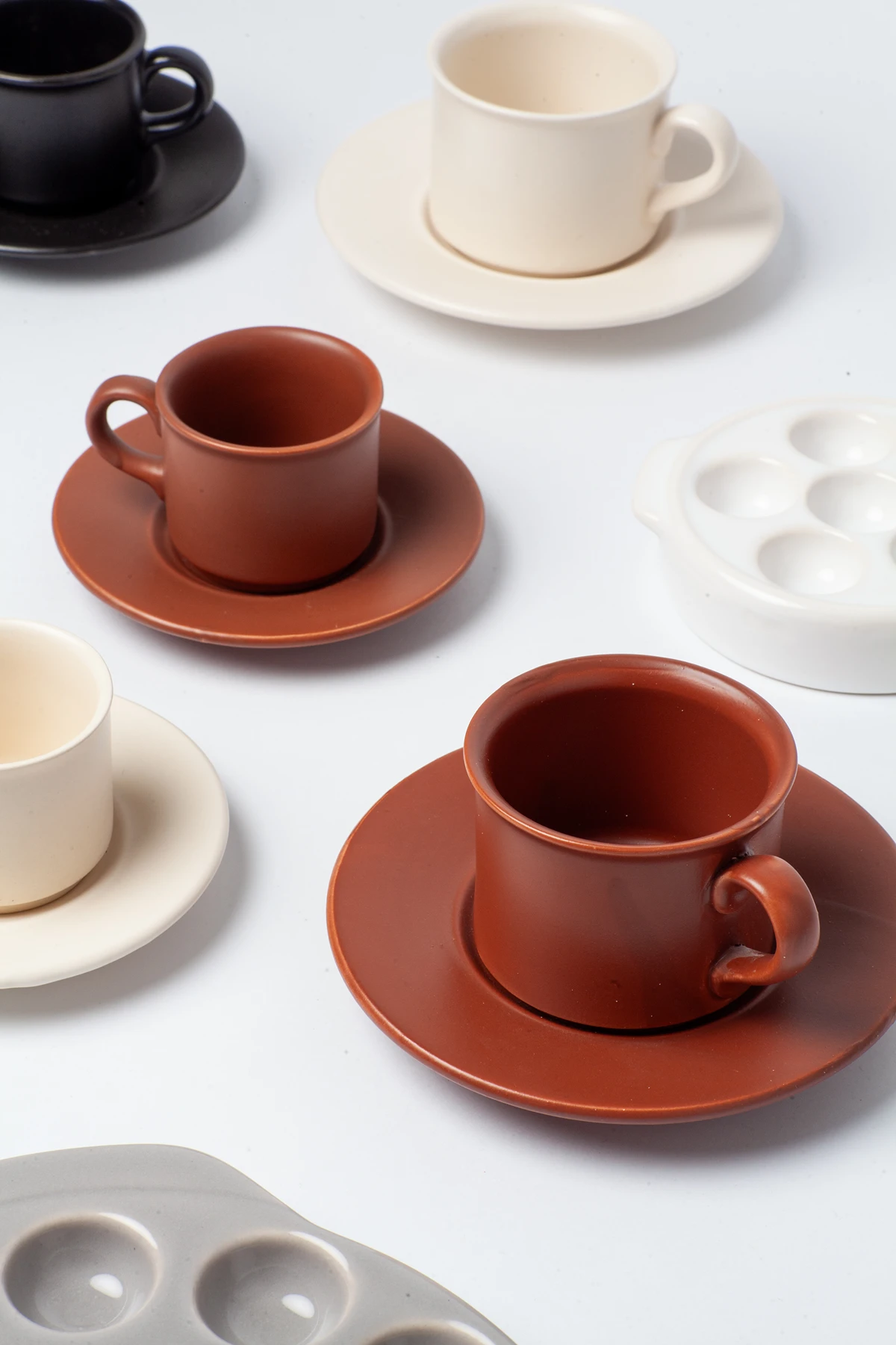Tazas, pocillos con plato y provoletera de cerámica en hueso mate, chocolate y negro mate
