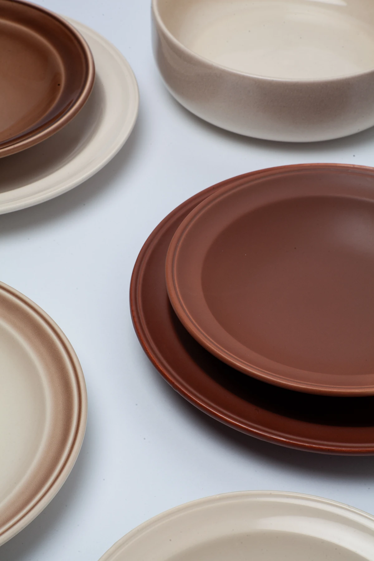 Platos de cerámica de la línea 3000 en tonos chocolate, marrón y hueso