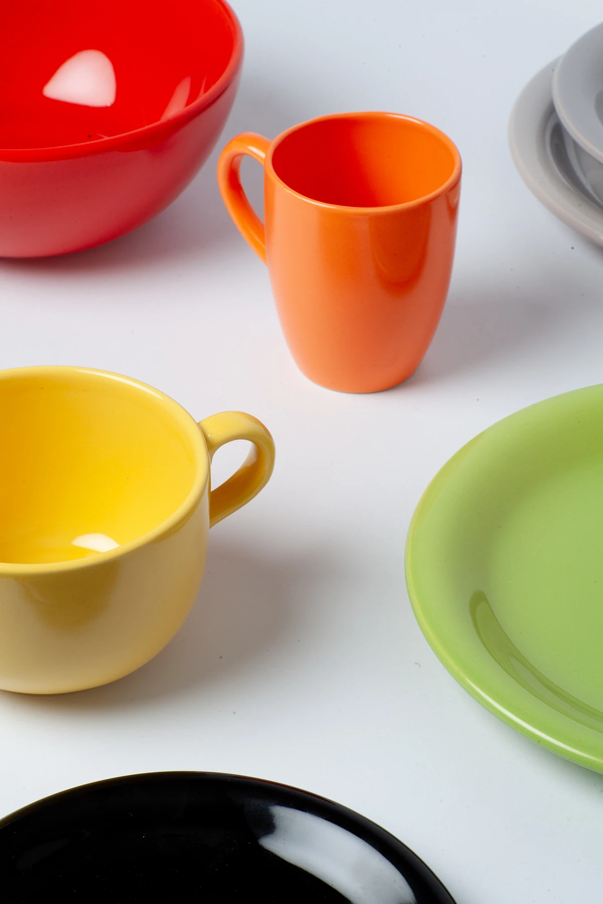Vajilla de cerámica de la línea 8000 en rojo, naranja, amarillo, verde y negro